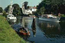 852032 Afbeelding van enkele pleziervaartuigen in de Vecht bij Vreeland (gemeente Loenen aan de Vecht), met rechts op ...